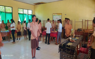 Warnai Dunia dengan Kreativitas: Pameran Kearifan Lokal Siswa SMAN 1 AFATAR sebagai Cermin Budaya